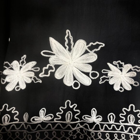 Black and 'White Top - Picture 4 of 7